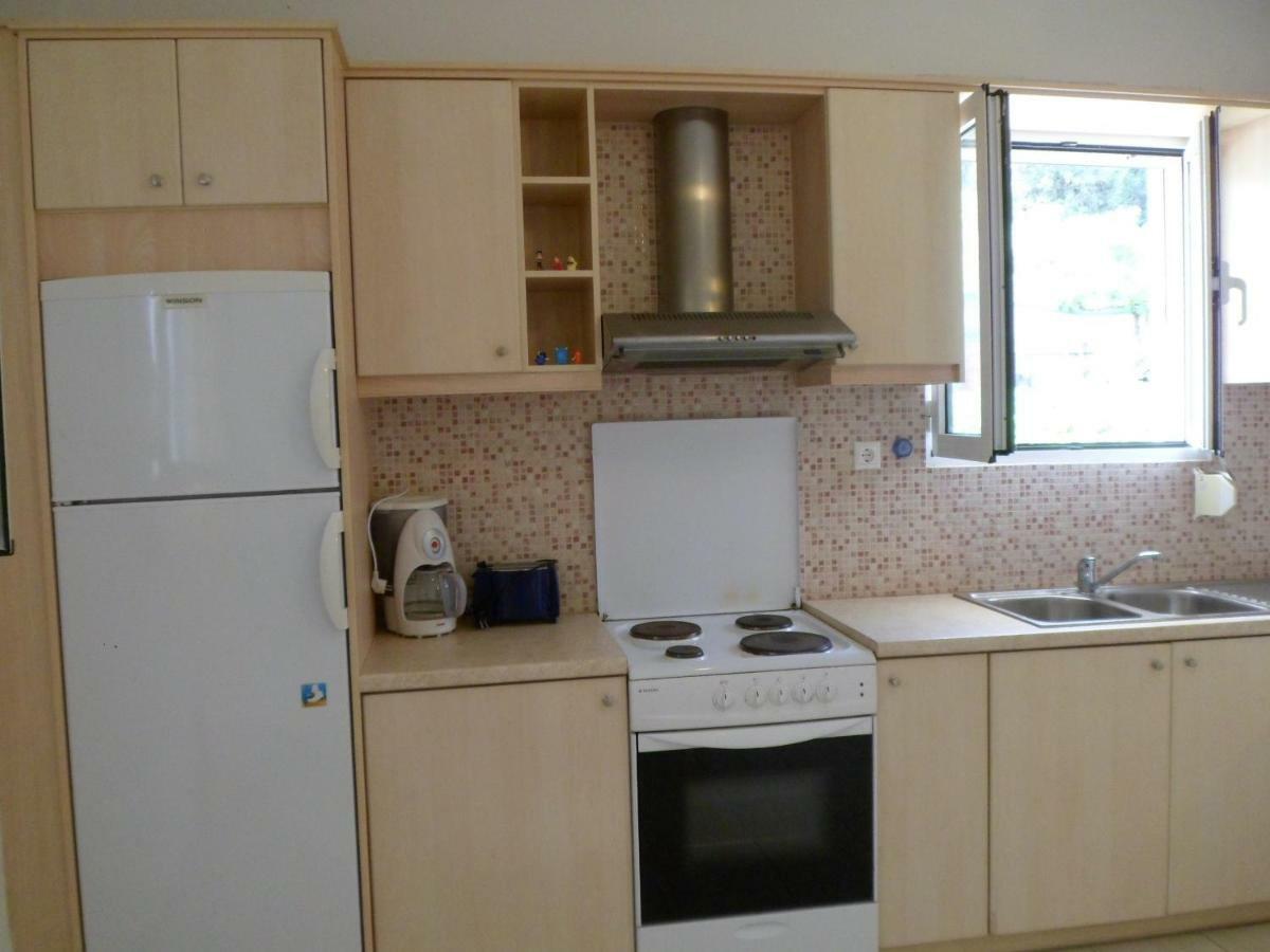 Menelaos Apartments Adelianos Kampos Esterno foto